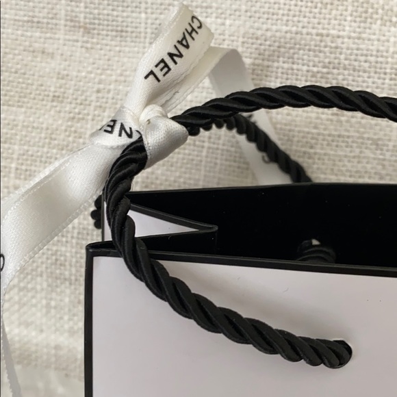 Cute Chanel charm - Picture 3 of 13